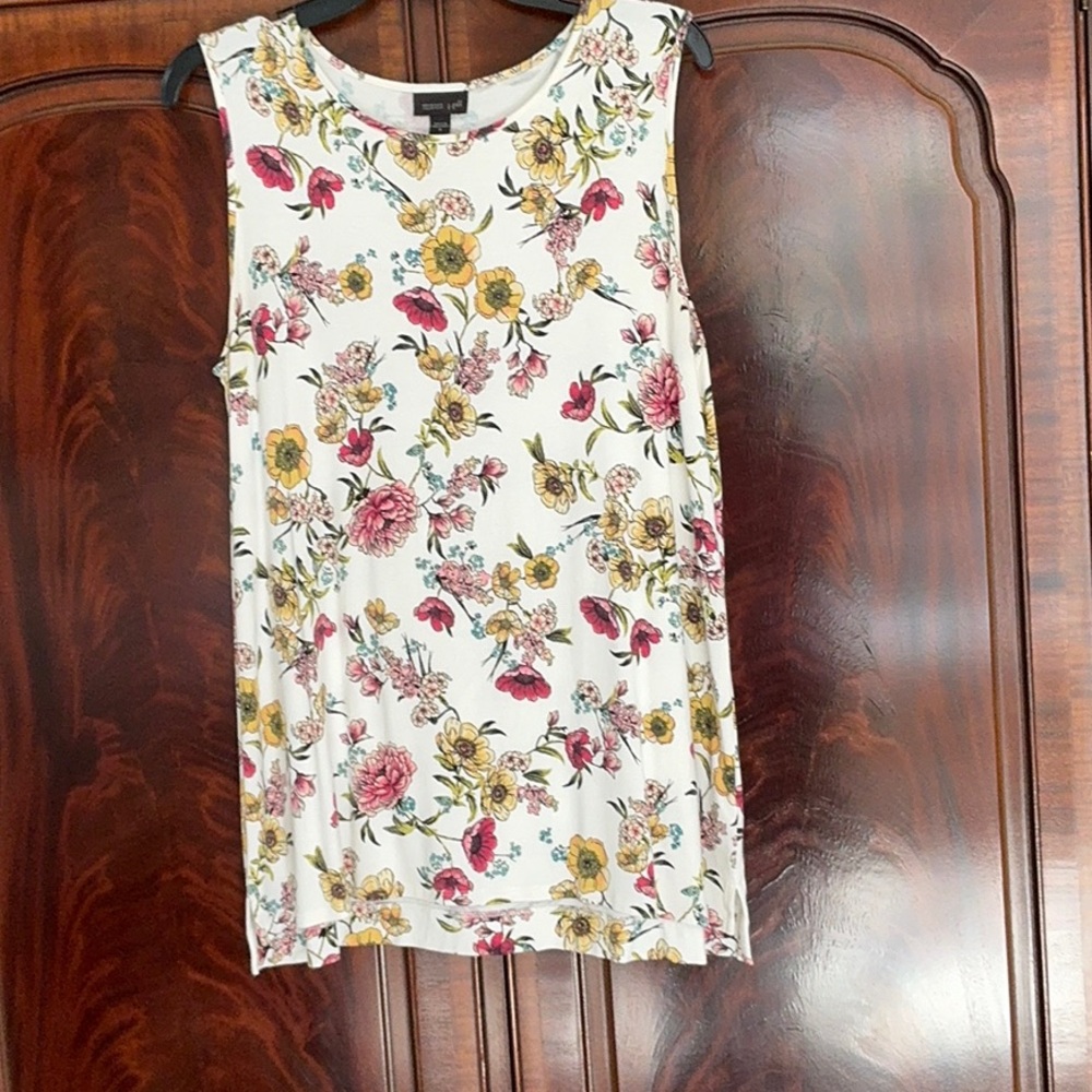 NWOT J Jill tank. Floral pattern in medium